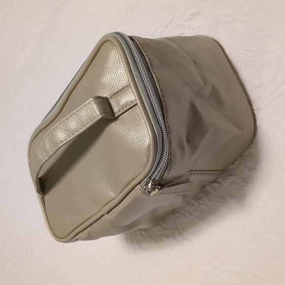 NWT - Travel Vanity Case - Picture 4 of 7